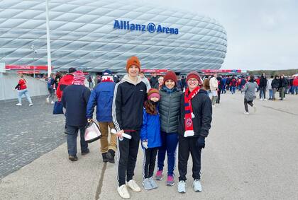 "Los mundiales en Alemania fueron de mucho sufrimiento porque hemos jugado contra Alemania en instancias decisivas. El Mundial 2014 fue emotivo porque llegamos a la final … contra Alemania.
Toda la ciudad de Erlangen y sus alrededores estuvo de fiesta. Nos hicieron una entrevista, vinieron a sacar fotos a mi casa y aparecimos en el periódico. El resultado no favoreció a Argentina, pero todos mis conocidos se lamentaron por mí", cuenta Carla.