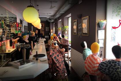 Los muñecos eróticos coparon el bar para darle color a los lugares vacíos