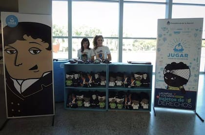 Los muñecos se venden en stands en sedes de organismos públicos, en ferias, en la TV Pública, y en la ex ESMA, entre otros