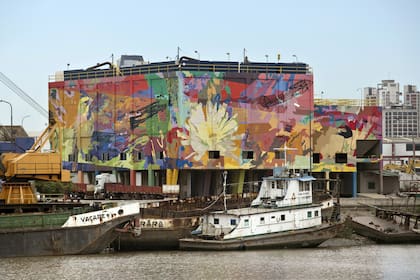 Los murales de Bernardo Ezcurra, junto a la Dársena F