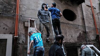 San Spiga trabajando en un mural en Nápoles
