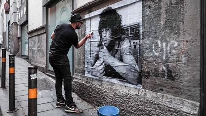 San Spiga trabajando en un mural en Nápoles