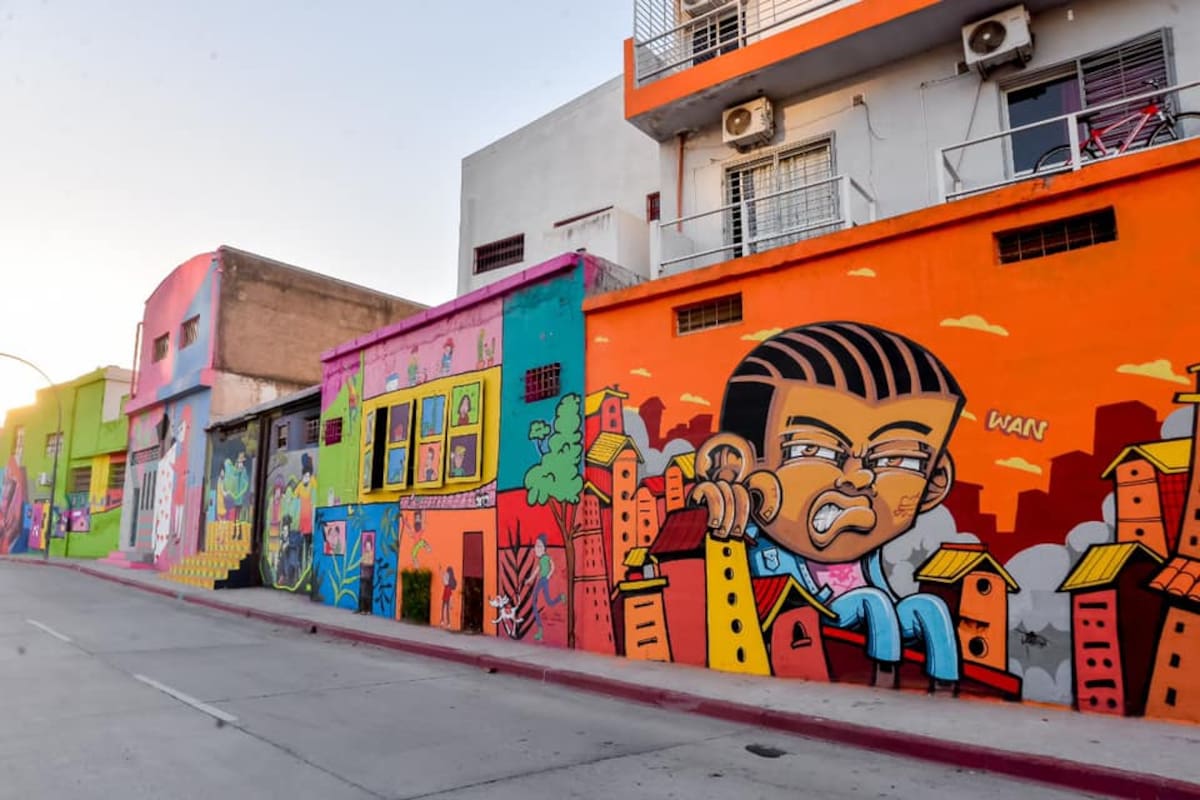 Los murales le dan color a la zona del río Suquía, que hasta hace unos meses eran un basural