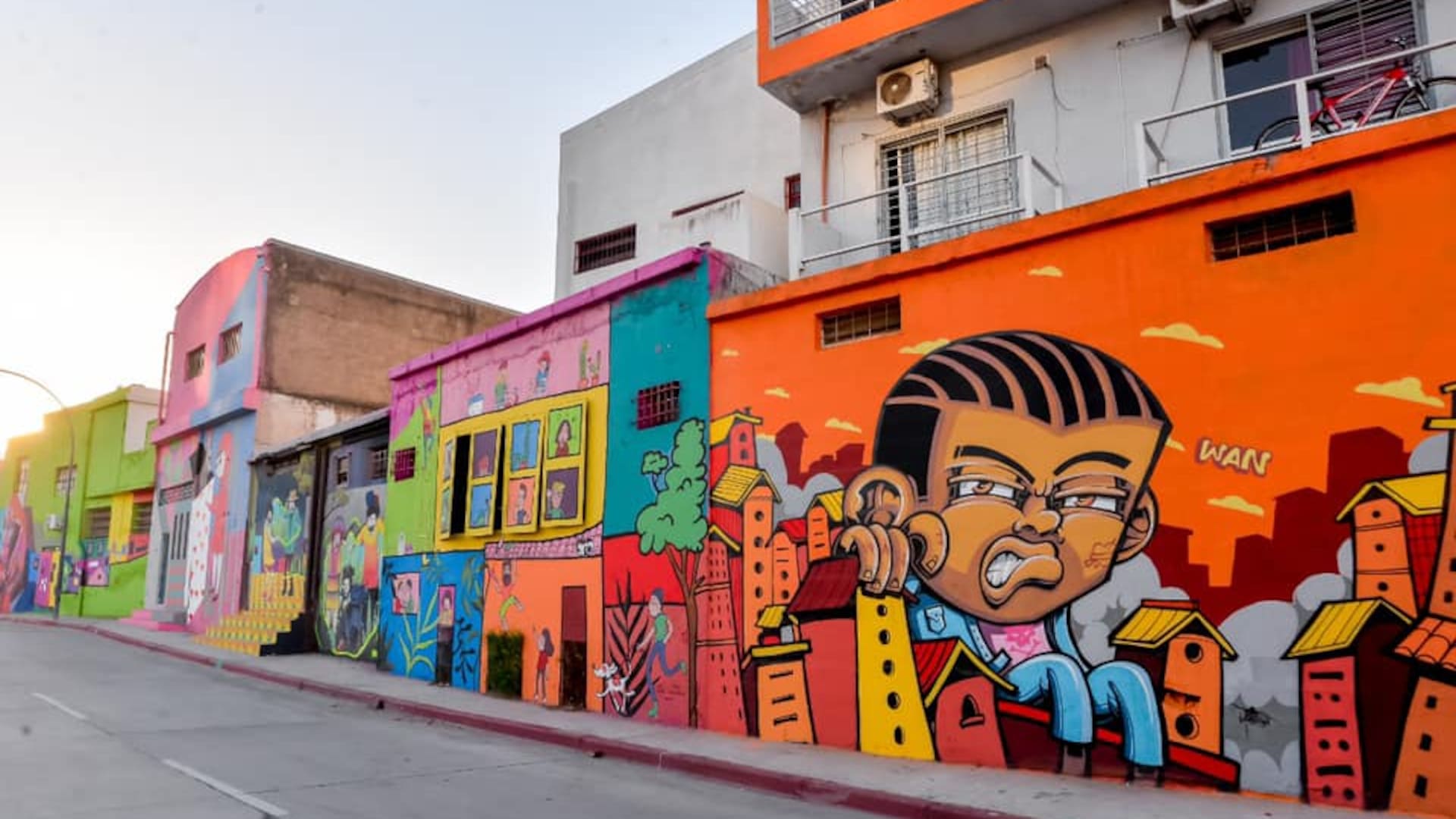 Los murales le dan color a la zona del río Suquía, que hasta hace unos meses eran un basural