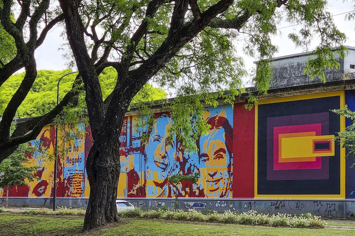 Los murales pintados sobre el muro exterior del cementerio de Chacarita, en Jorge Newbery y pasaje Rodney