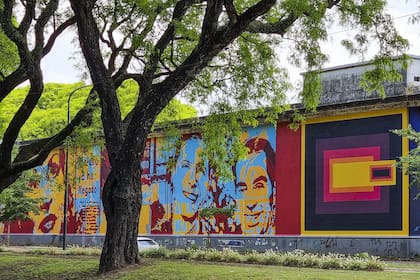 Los murales pintados sobre el muro exterior del cementerio de Chacarita, en Jorge Newbery y pasaje Rodney