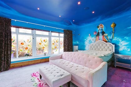 Los murales son protagonistas; en uno de los dormitorios, se puede ver la imagen del dios hindú Vishnu sobre un fondo de cielo azul Foto: Myhome