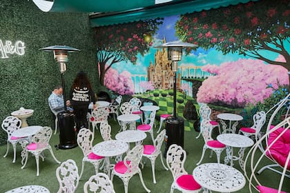 Los murales son un recurso de decoración que envuelven en este mundo de fantasías a quienes visitan el lugar