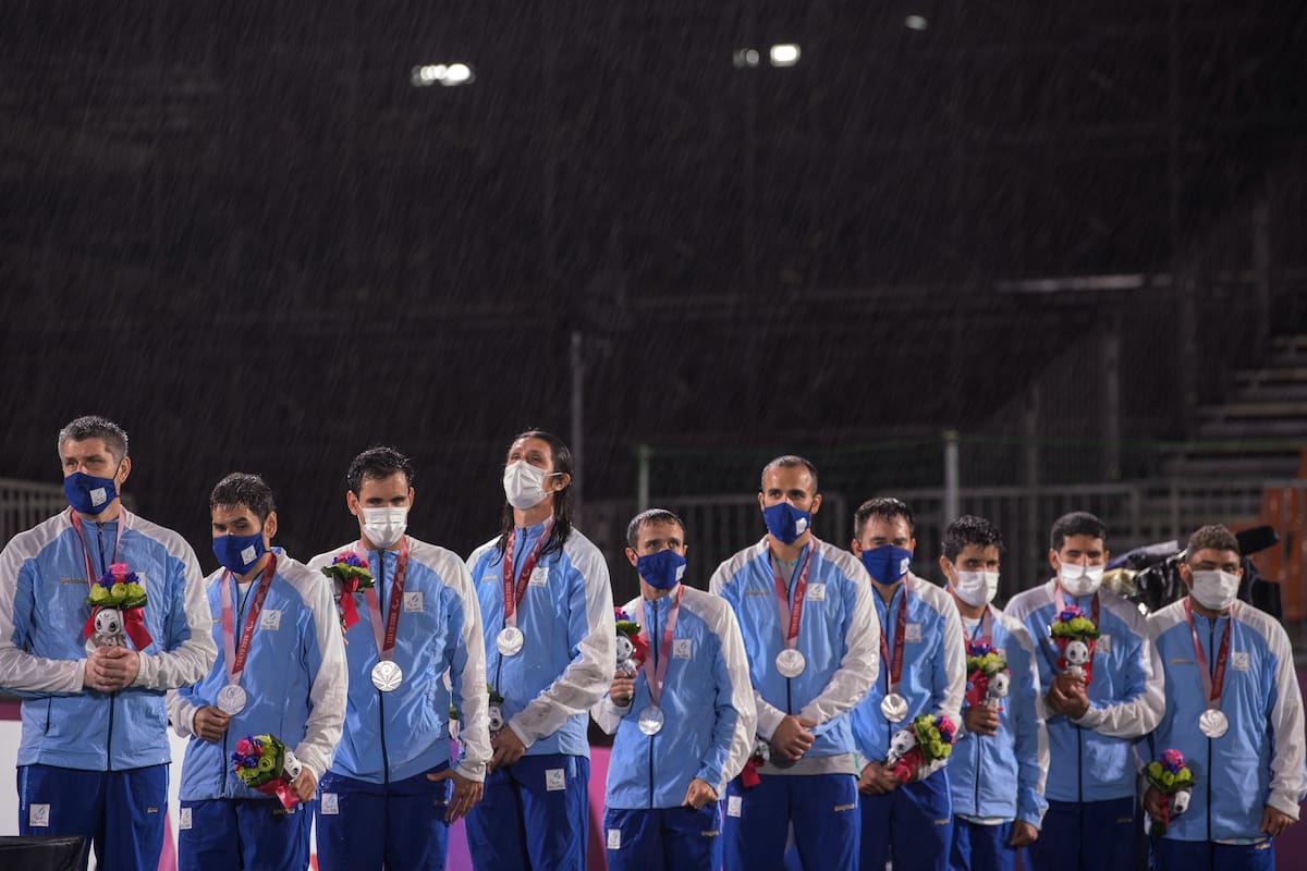 Los Murciélagos, en un podio bajo la lluvia
