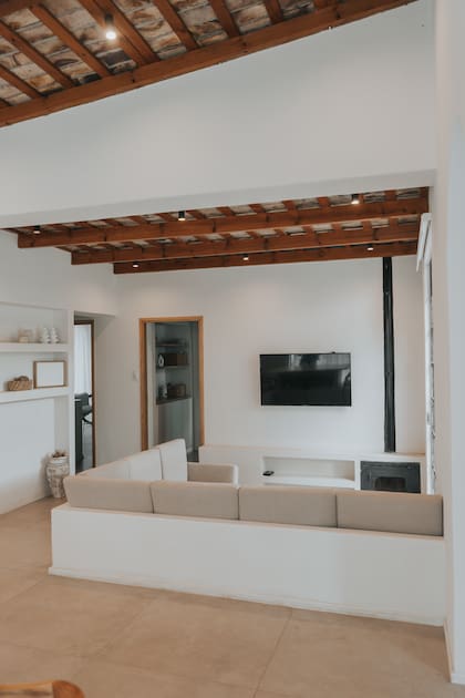As paredes de tijolos anteriormente aparentes foram reformadas com gesso e as divisórias foram resolvidas com estrutura de aço (Nero). Poltrona confeccionada in loco, com almofadas personalizadas (Poltronas Interiores).