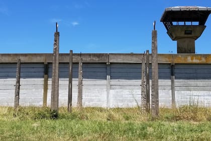 Los muros de la cárcel de Batán se encuentran a menos de 15 minutos de las playas marplatenses