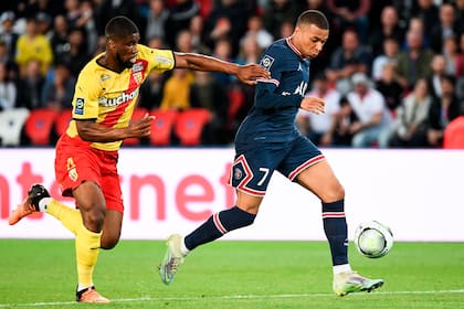 Los músculos de sus piernas se marcan para ponerse a la par de Mbappé, en tiempos en los que jugó para Lens: de ahí se marcharía a Roma, pero los italianos desistieron por un problema cardíaco que jamás existió.