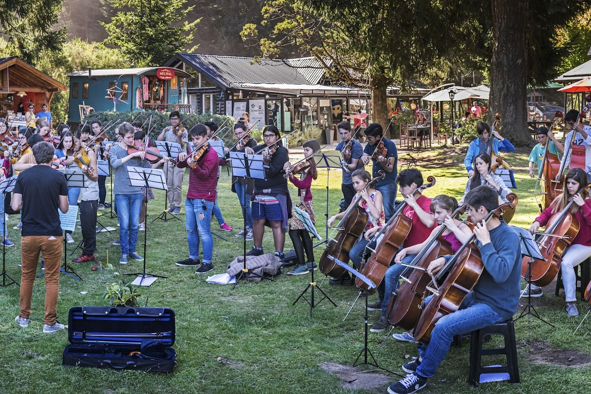 Los músicos jóvenes ensayan al aire libre en medio de un paisaje de ensueño