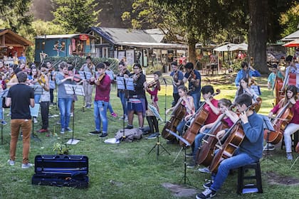Los músicos jóvenes ensayan al aire libre en medio de un paisaje de ensueño