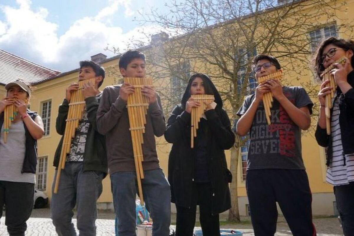 Los músicos, muchos de los cuales nunca antes habían salido de su país, esperaban pasar solo un poco más de medio mes entre las salas de conciertos del este de Alemania, pero el coronavirus se encargó de cambiarles los planes