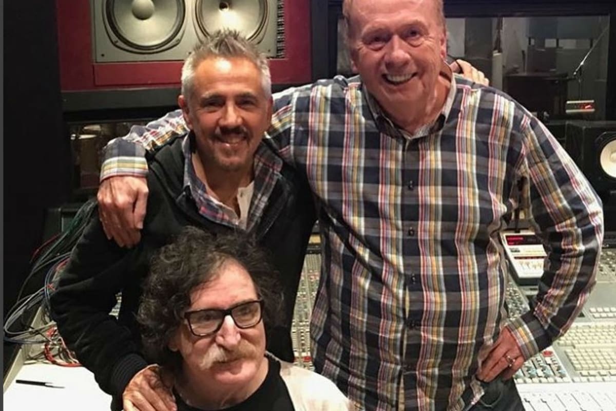 Los músicos posaron junto a Geoff Emerick, el ingeniero de grabación de la popular banda británica