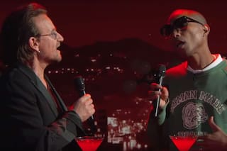 La versión de Bono y Williams del clásico de los Bee Gees "Stayin' Alive"