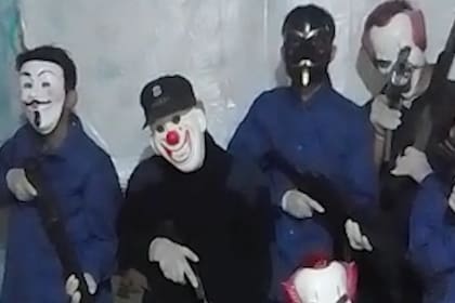 Los narcos disfrazdos en el video de amenaza
