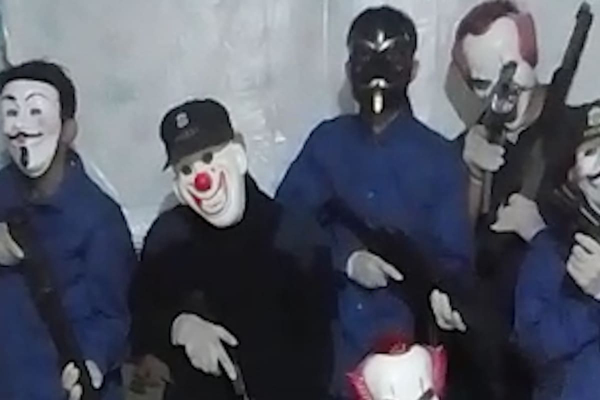 Los narcos disfrazdos en el video de amenaza