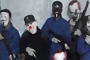 Los narcos disfrazdos en el video de amenaza