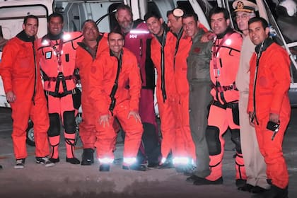 Los náufragos del Rosa Salvaje y los rescatistas de la Prefectura, ya en tierra tras el histórico salvataje de hace una década