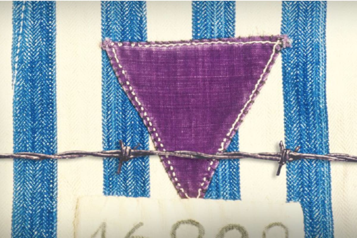 Los nazis identificaban a los testigos de Jehová con un triángulo púrpura cosido en el lado izquierdo de su uniforme, justo al lado de su número de prisionero.