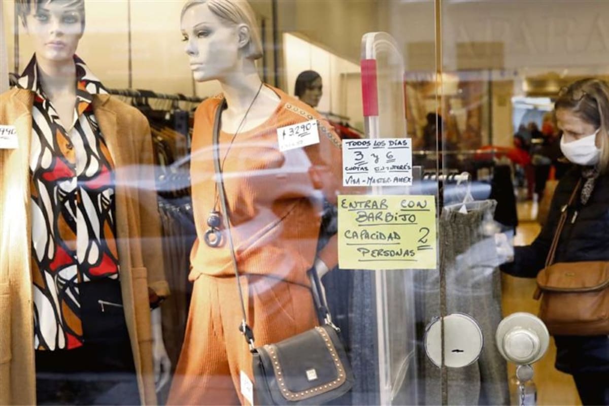 Los negocios de indumentaria barriales fueron autorizados a abrir sus puertas,195x102mm