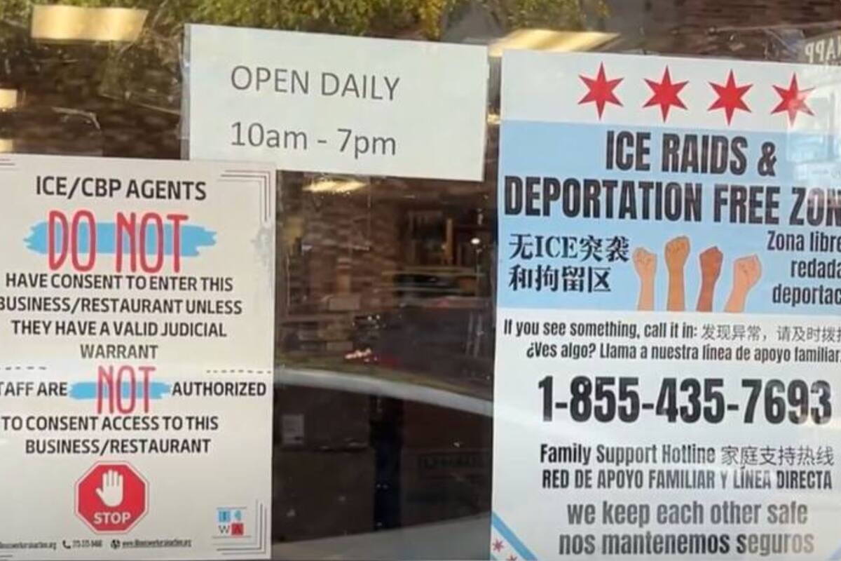 Los negocios latinos de Chicago colgaron carteles contra las redadas del ICE