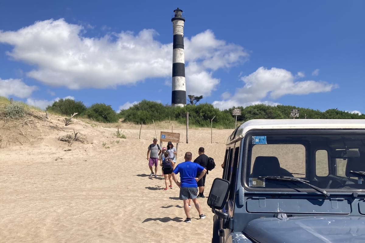 Los neumáticos de las unidades preparadas para el terreno transitan sobre una playa ancha y dorada que parece no tener fin en la Reserva Natural Faro Querandí