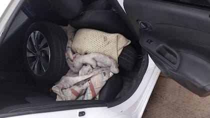 Los neumáticos robados, en el auto de los ladrones