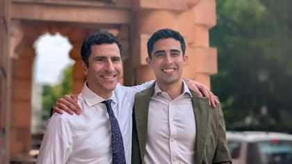 Los neurocirujanos Hani Marcus y Danyal Khan realizaron la operación en el Hospital Nacional de Neurología y Neurocirugía