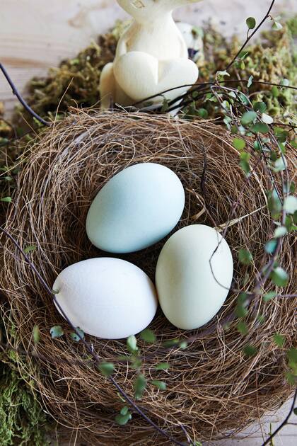 Los nidos, los conejos y los huevos siempre van a tener su lugar en la mesa de Pascuas. Pero dejamos de lado los colores chillones para volcarnos a una estética más serena.