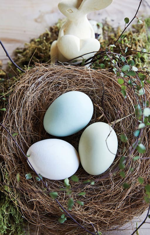 Los nidos, los conejos y los huevos siempre van a tener su lugar en la mesa de Pascuas. Pero dejamos de lado los colores chillones para volcarnos a una estética más serena.