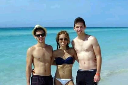 Los nietos de Rául Castro, Fidel Ernesto y Raúl Alejandro Castro, en Varadero, con su prima Betty