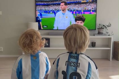 Los nietos de Ricardo, nacidos en Noruega, apoyando a Messi y a la albiceleste.