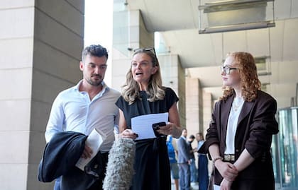 Los nietos de Ruth frente al Parlamento luego de que Carlos le concediera el indulto póstumo (Foto: Getty Images)