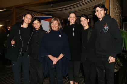 Los nietos de Silvia Uranga, también fueron parte del 20 aniversario: Serena Uranga, Teodolina Uranga, Esperanza Uranga, Azucena Uranga, Silvestre Heguy, hijo de Pepe Heguy, junto a su abuela