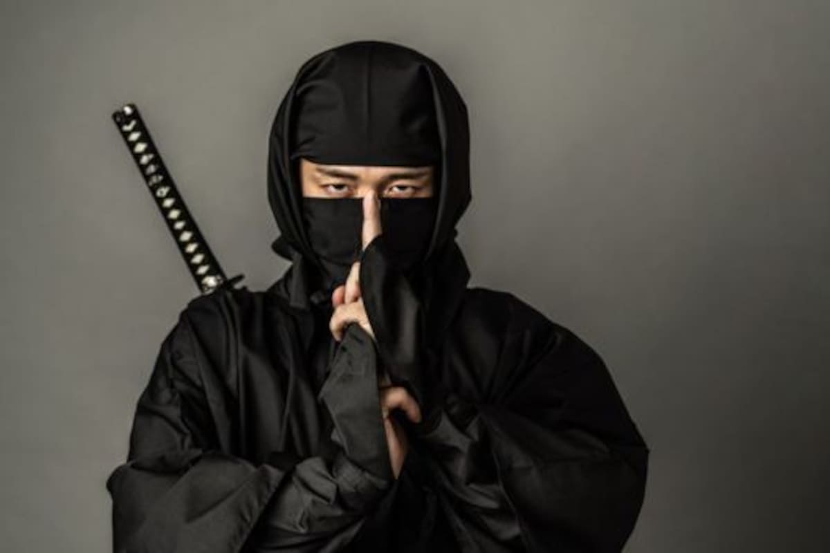 Los ninjas eran guerreros que practicaban el ninjutsu, un arte marcial independiente.