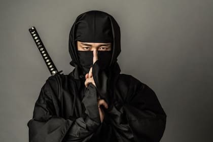 Un hombre vestido de ninja y armado con una katana atacó a varios soldados de las fuerzas especiales de los Estados Unidos que entrenaban en un aeropuerto de California. Los militares tuvieron que atrincherarse en un hangar para evitar una catástrofe