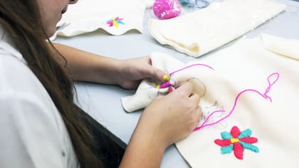 Coser es una de las actividades que potencian la memoria