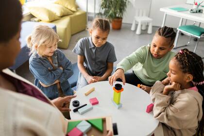Los niños aprenden el sonido y el ritmo de su idioma natal, conocido como su fonología, a una edad muy temprana. Según los expertos, a los niños más pequeños les puede resultar más fácil captar un acento nativo