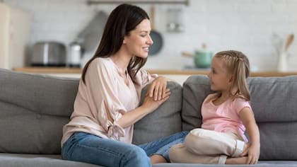 Los niños aprenden sobre el mundo primordialmente a través de la madre