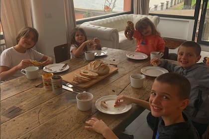 Los niños con las cabezas rapadas tomando la merienda en la casa de los Nara-Icardi en Lago di Como.