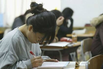 Los niños coreanos se ven obligados a estudiar mucho y competir con sus amigos
