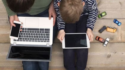 Los niños de entre los 18 meses y cinco años no deberían estar frente a pantallas por más de una hora, según la Sociedad Argentina de Pediatría