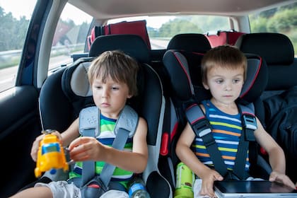 Los niños de hasta 10 años deben viajar en el asiento trasero en sus correspondientes SRI