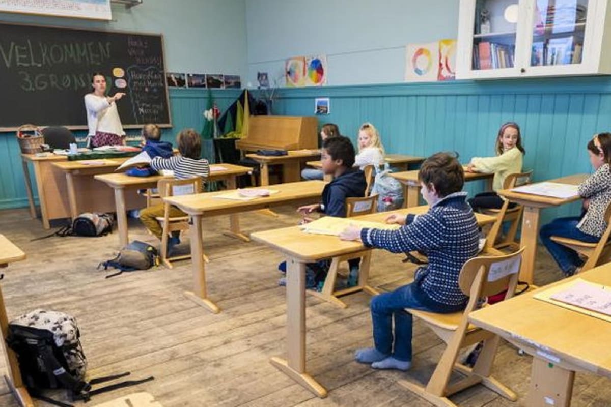 Los niños de hasta 10 años pasan clases presenciales, y jóvenes con "necesidades especiales" pueden asistir físicamente a la escuela todos los días tanto en el nivel rojo como en el amarillo