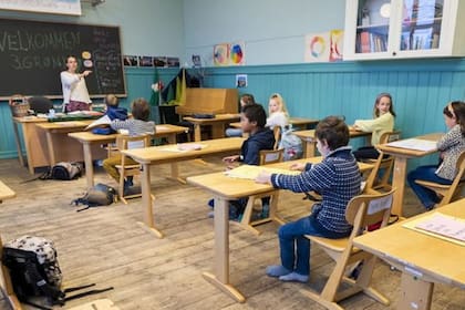 Los niños de hasta 10 años pasan clases presenciales, y jóvenes con "necesidades especiales" pueden asistir físicamente a la escuela todos los días tanto en el nivel rojo como en el amarillo