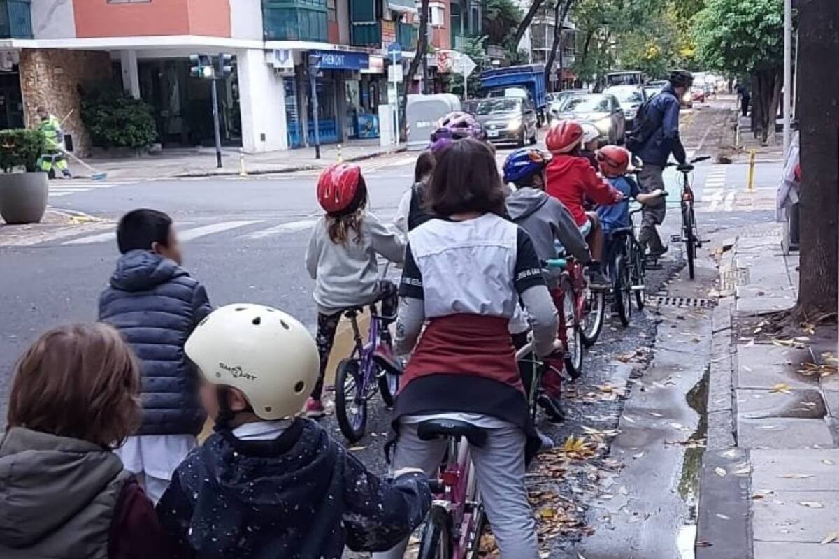 Los niños de la escuela N°11 de Caballito circulan por la bicisenda de Doblas, en su segunda experiencia con la modalidad Bicibús