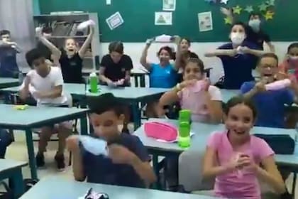 Los niños de una escuela de Israel pudieron deshacerse de sus barbijos luego de un año y dos meses de la obligación de su uso, y la reacción quedó grabada en un video que se volvió viral